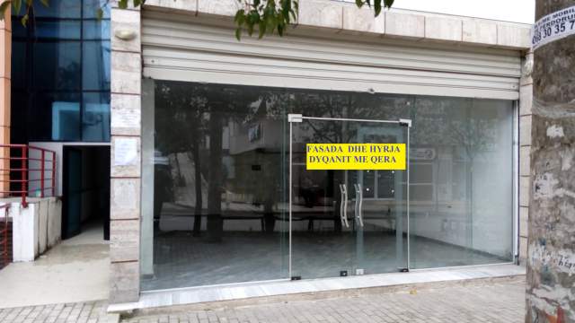 Tirane: Jepet me Qera Ambient Biznesi/Dyqan,i përshtatshëm për veshje, kepucë, shërbime telefonie, exchange, fast-food/grill etj, kati nivel trotuari,pallat i ri, në rr. I.Dollaku afër degëzimit/rrugës së ish-burgut të grave Tiarne