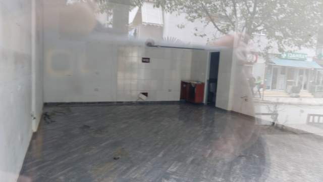 Tirane: Jepet me Qera Ambient Biznesi/Dyqan,i përshtatshëm për veshje, kepucë, shërbime telefonie, exchange, fast-food/grill etj, kati nivel trotuari,pallat i ri, në rr. I.Dollaku afër degëzimit/rrugës së ish-burgut të grave Tiarne