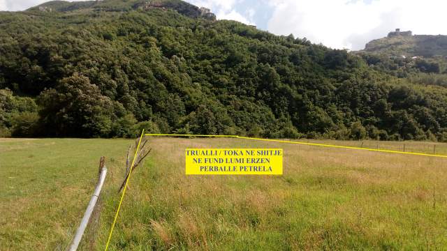 Shitet Toke, 3'250m², 90 euro/m², diskutueshëm, Mullet, rruga e vjetër Tiranë-Elbasan, km 10-të, buzë lumit Erzen