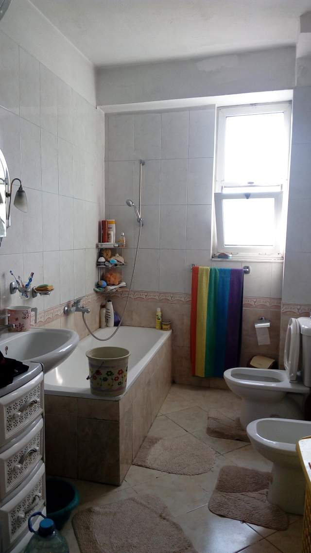 Okazion! Shitet Apartament bollshëm, 3+1+kuzhin +2-ballkone, kat 5, pallat ri 7-kate,.133m², 1000€/m², (133'000€), në rr.Bardhyl / Unaz, 50m nga rr.Di