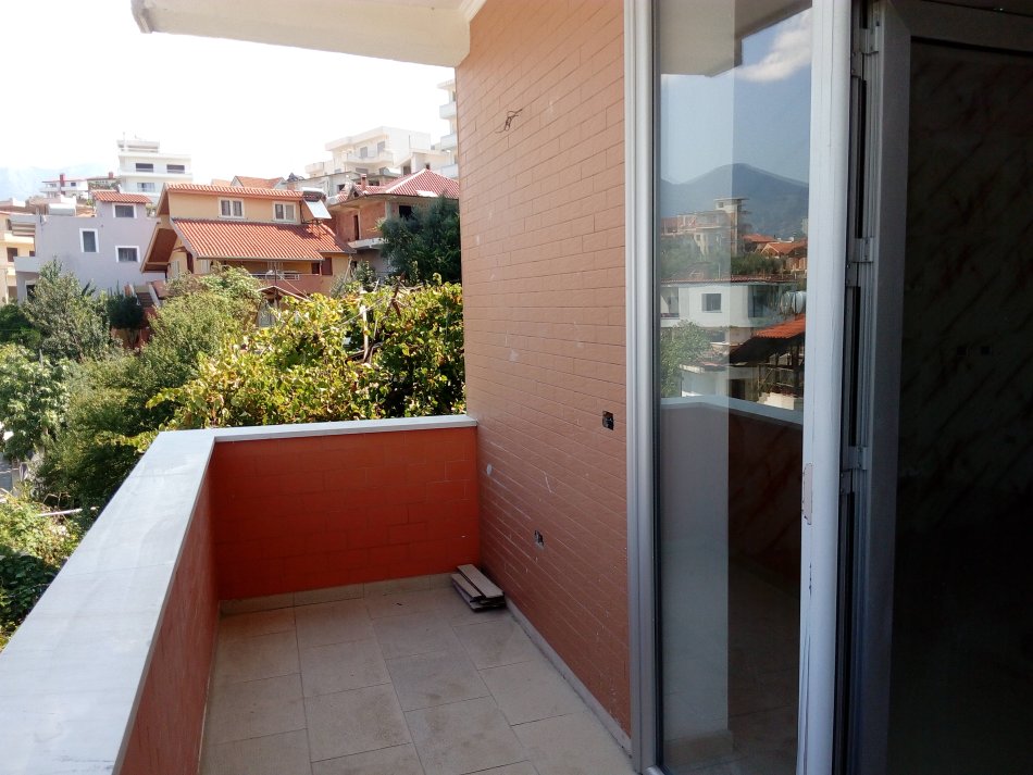 Tirane, Super Okazion! Shitet Ndërtes me 3-kate banim, ideale për 2-familje punime & materiale mjaft cilësore, sip.ndërtuar 420m², Cmim 800 €/m², në rr.Fuat Toptani / Ejup Kastrati, mbi Vilat Gjermane Tirane