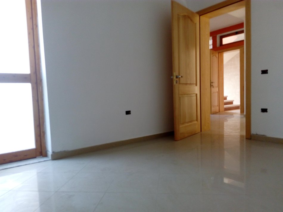 Tirane, Super Okazion! Shitet Ndërtes me 3-kate banim, ideale për 2-familje punime & materiale mjaft cilësore, sip.ndërtuar 420m², Cmim 800 €/m², në rr.Fuat Toptani / Ejup Kastrati, mbi Vilat Gjermane Tirane
