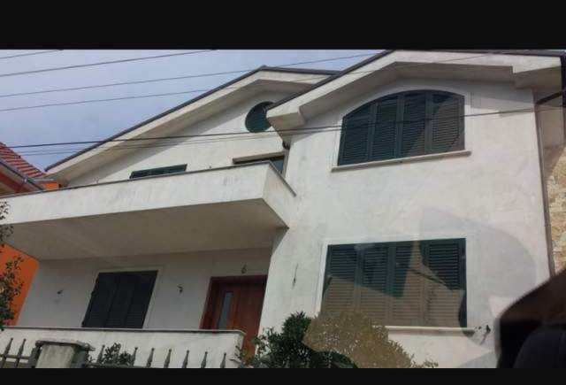 Tirane, jap me qera Vile 2 Katshe Kati 2, 240 m² 1000 Euro (Shkolla Policise,Sauk)