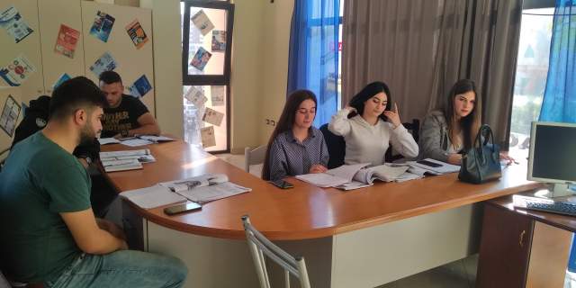 Tirane, ofrojme kurse gjuhe italisht In contact