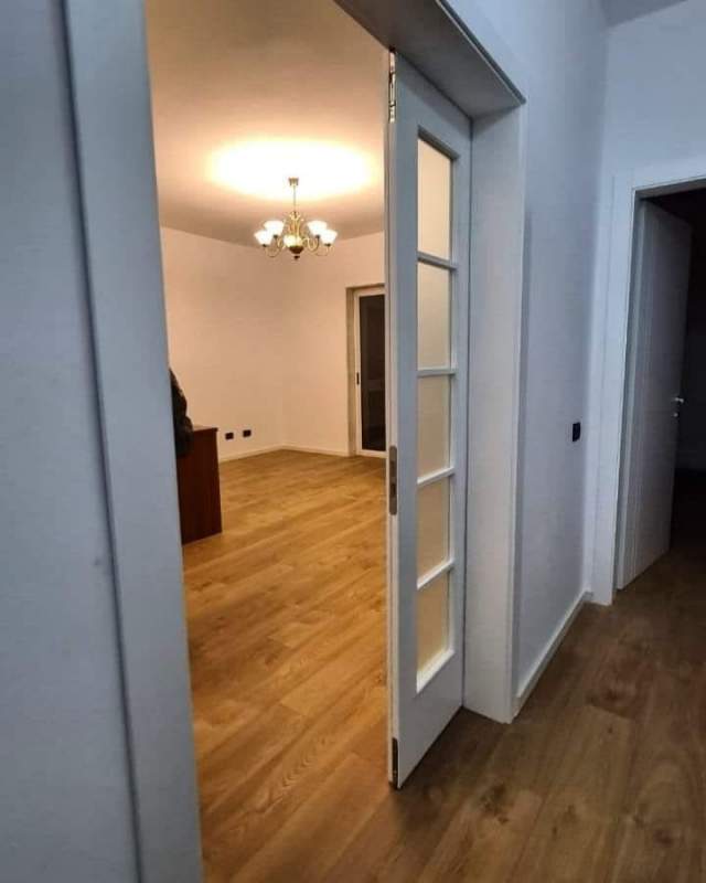 Tirane, jap me qera ambjent biznesi Kati 2, 130 m² 800 Euro