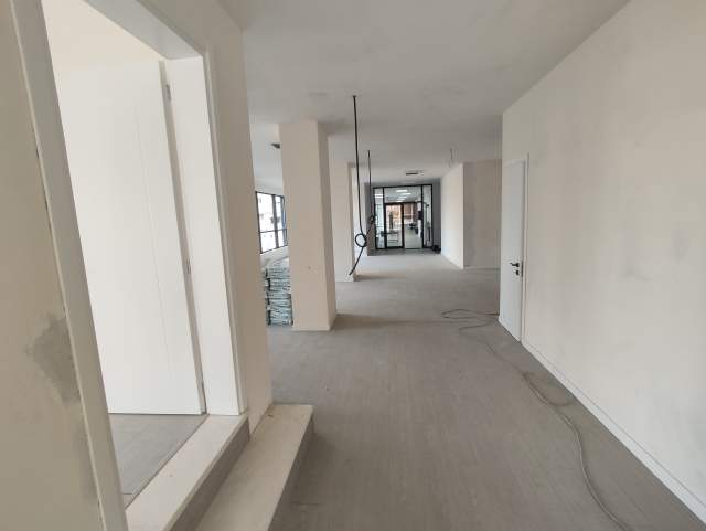 Tirane, jepet me qera zyre Kati 1, 440 m² 5000 Euro (Hoxha Tahsim)