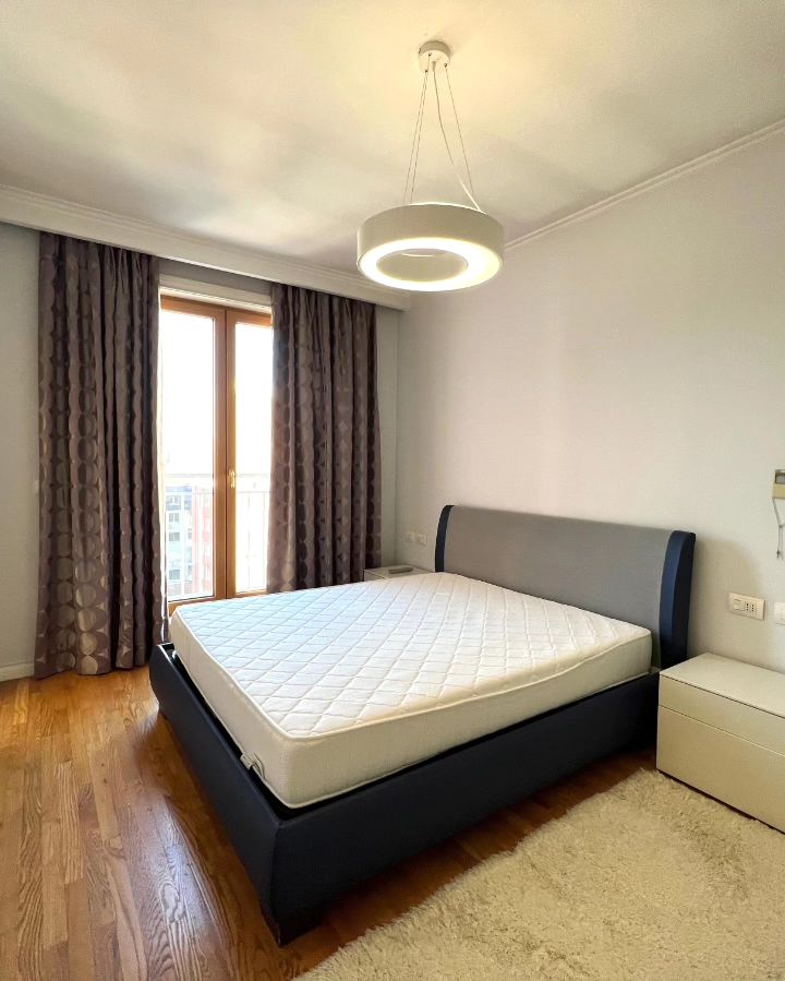 Jepet me qera super apartament 2+1+2, Ish Blloku.