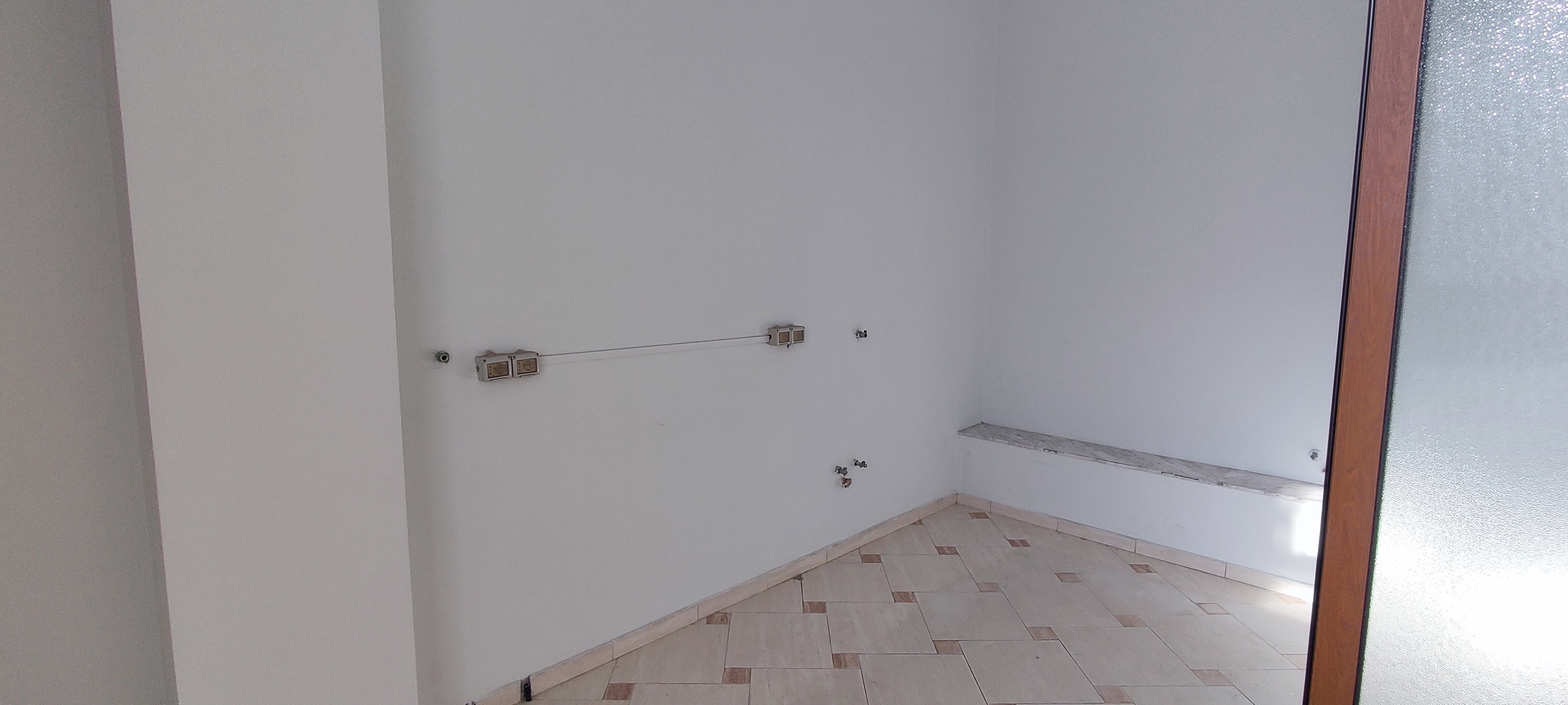 Jepet me qira ambient-njesi , Zyra-Kopsht-Klinike, 225 m2, 1500€/muaj lartesi 3.2m prane Instat