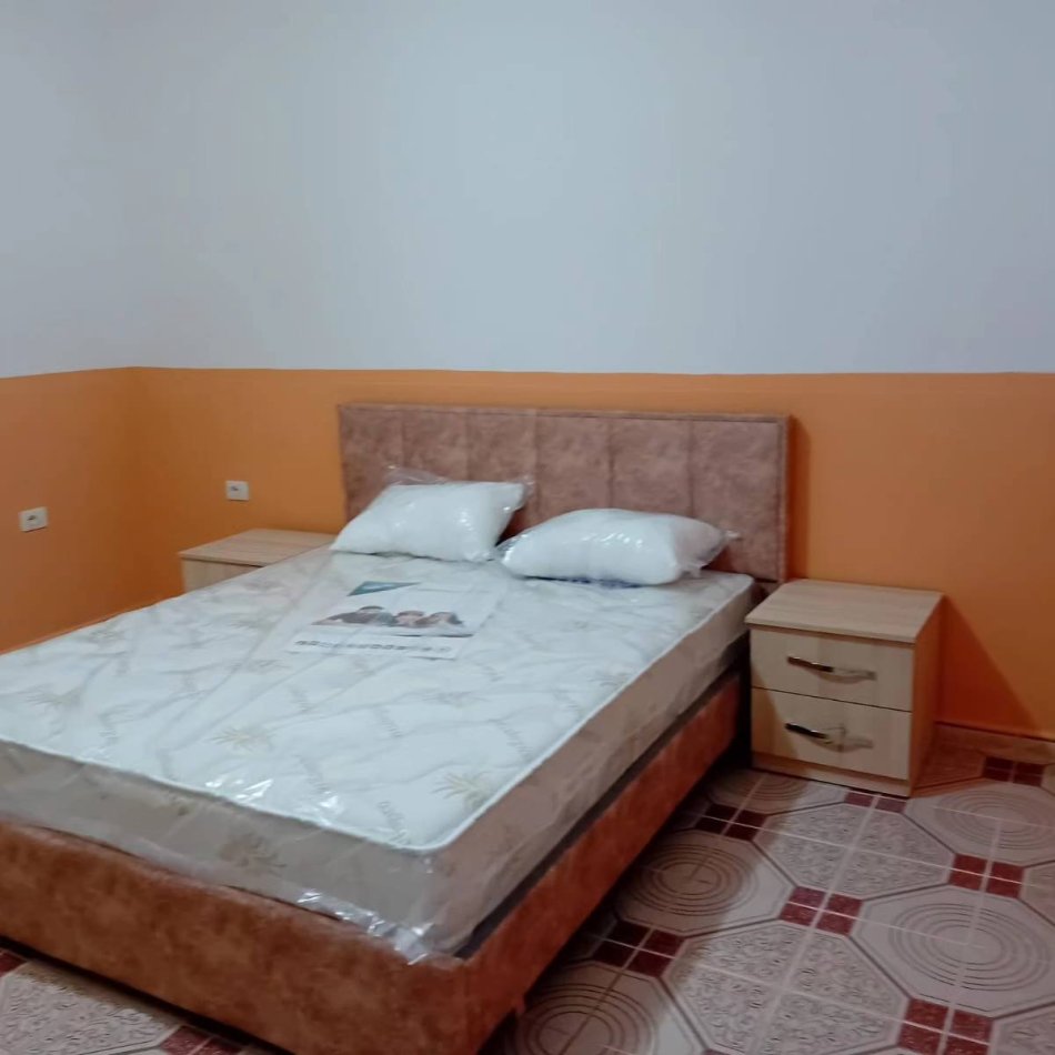Tirane, jepet me qera shtepi 1+1+Ballkon Kati 1, 1 m² 331 € (Lucie Miloti)
