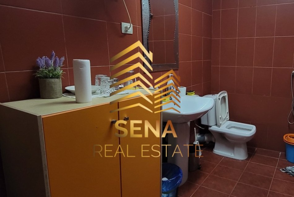 Tirane, jepet me qera ambjent biznesi Kati 1, 126 m² 1.200 € (Pjeter Bogdani)