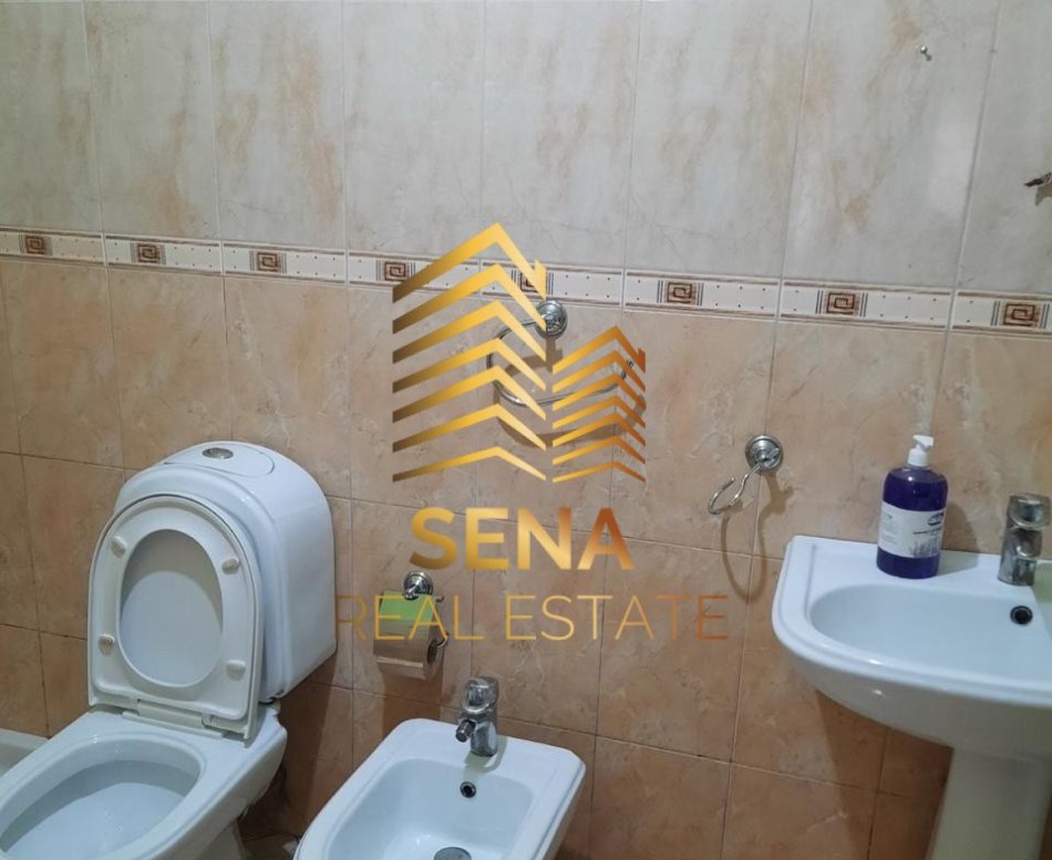Tirane, jepet me qera apartament 1+1+Ballkon Kati 5, 70 m² 380 € (Rruga Loni Ligori)