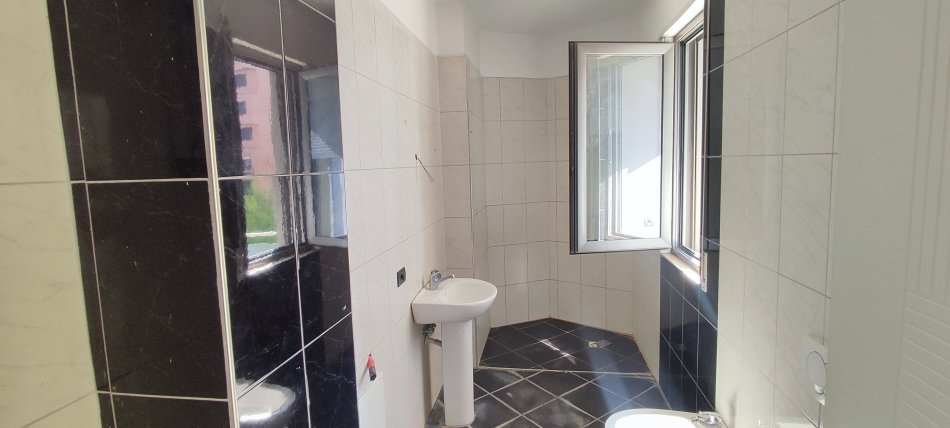 Tirane, jepet me qera zyre Kati 4, 110 m² 700 € Rruga (Kosovareve)