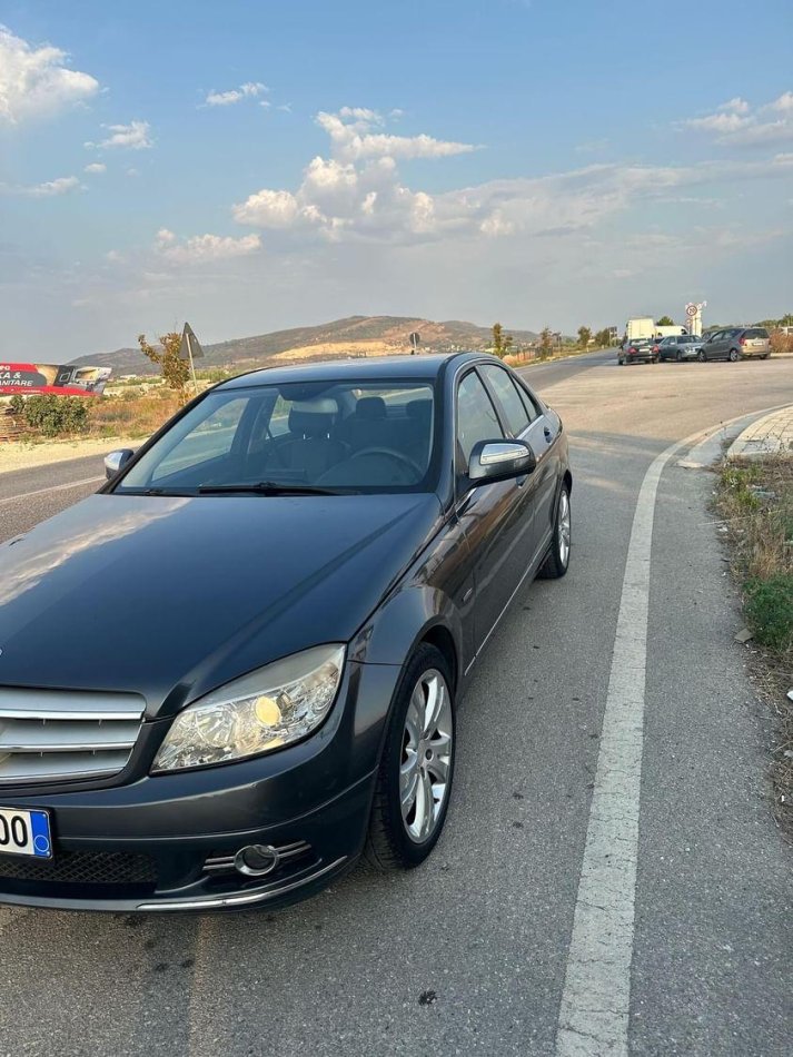 Tirane, shes makine C 204 220 nafte Nafte, e zeze manuale 6.700 €