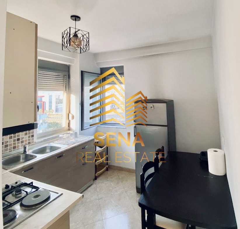Tirane, jepet me qera apartament 1+1 Kati 7, 55 m² 350 € (Rruga Kastriotët)