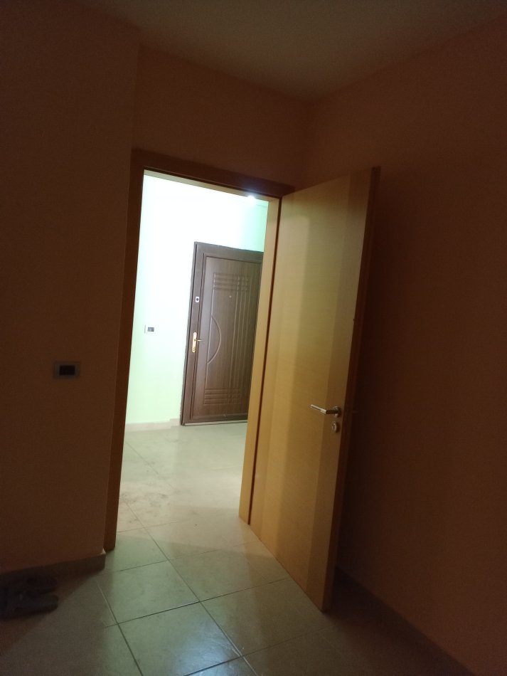 Tirane, shitet apartament 1+1+Ballkon, Kati 1 banim,me sipërfaqe 79 m².Çmimi= 80.000 € (Muhamet Deliu,Fresku)