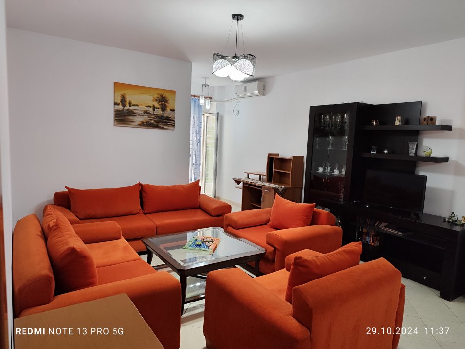 Tirane, Tek Zogu i Zi jepet me qera apartament 2+1 , I mobiluar. Çmimi 700 Euro i diskutueshem