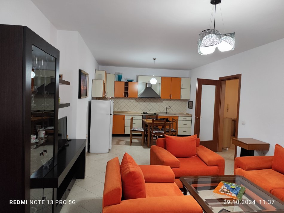 Tirane, Tek Zogu i Zi jepet me qera apartament 2+1 , I mobiluar. Çmimi 700 Euro i diskutueshem