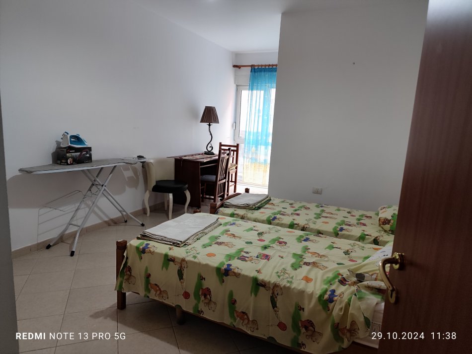 Tirane, Tek Zogu i Zi jepet me qera apartament 2+1 , I mobiluar. Çmimi 700 Euro i diskutueshem