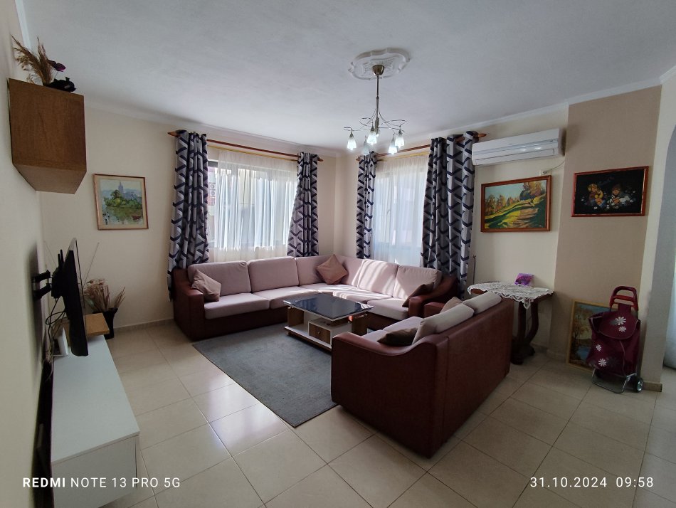 Tirane, shitet apartament me HIPOTEKE 2+1, kati i 4 pallati i ri pa ashensor. Çmimi 185.000 euro. Kopeshti Botanik