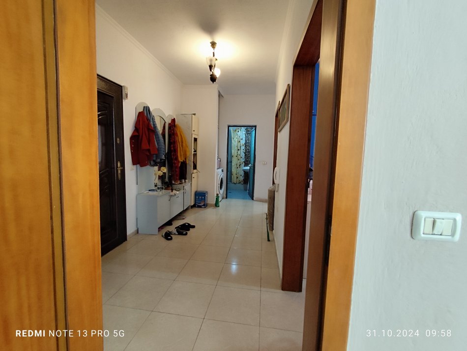 Tirane, shitet apartament me HIPOTEKE 2+1, kati i 4 pallati i ri pa ashensor. Çmimi 185.000 euro. Kopeshti Botanik
