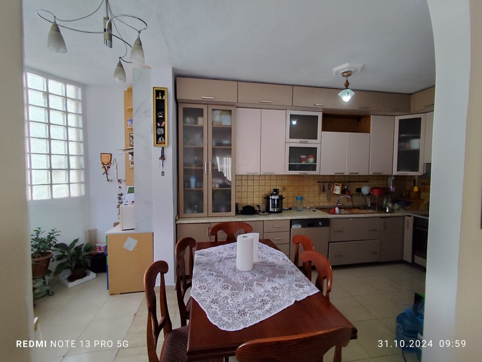 Tirane, shitet apartament me HIPOTEKE 2+1, kati i 4 pallati i ri pa ashensor. Çmimi 185.000 euro. Kopeshti Botanik