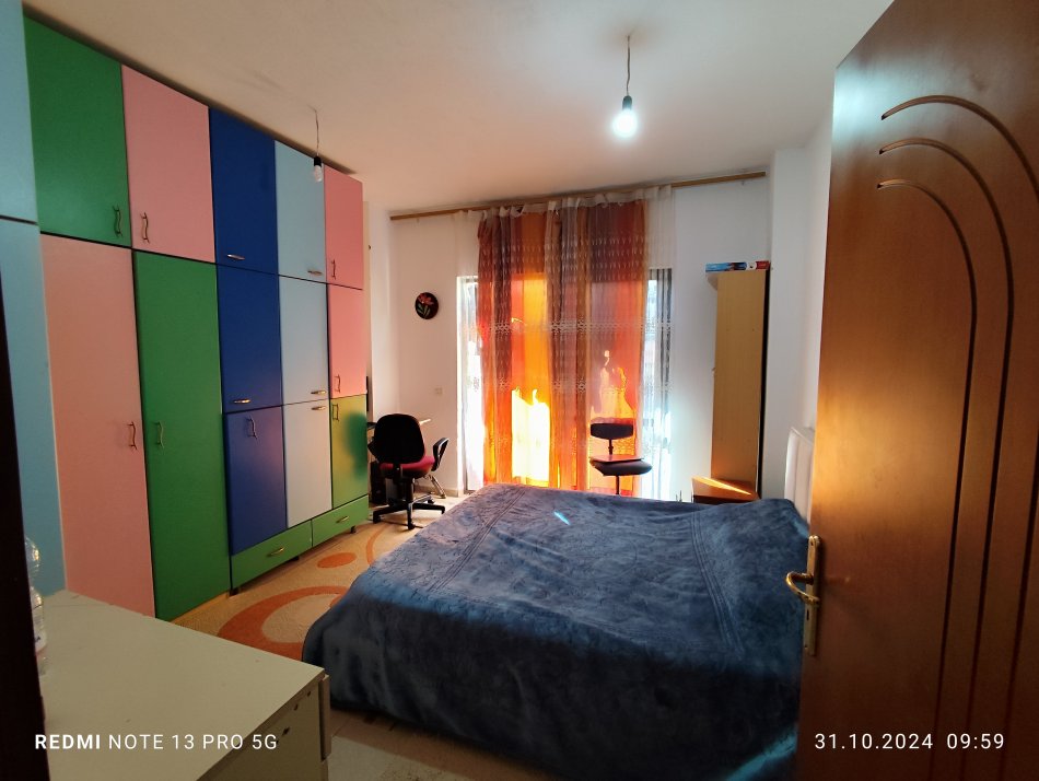 Tirane, shitet apartament me HIPOTEKE 2+1, kati i 4 pallati i ri pa ashensor. Çmimi 185.000 euro. Kopeshti Botanik