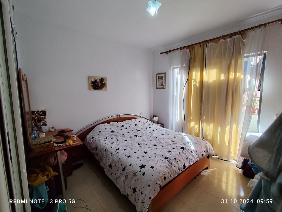 Tirane, shitet apartament me HIPOTEKE 2+1, kati i 4 pallati i ri pa ashensor. Çmimi 185.000 euro. Kopeshti Botanik