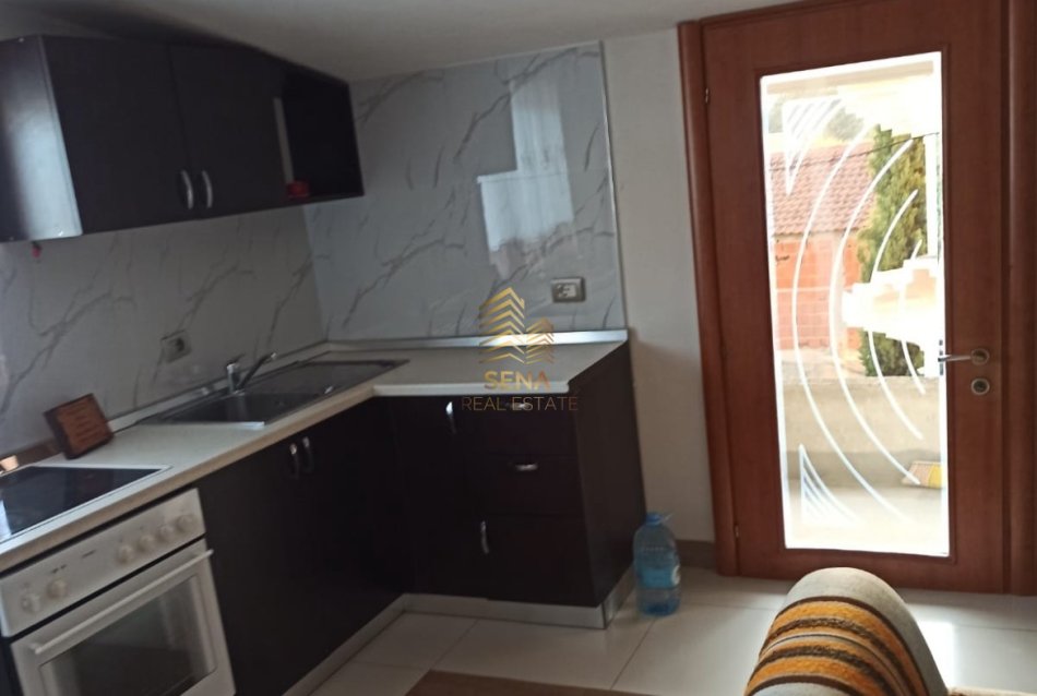 Tirane, jepet me qera shtepi 2+1+Ballkon Kati 3, 120 m² 350 € (Rruga Gezim Kaceli)