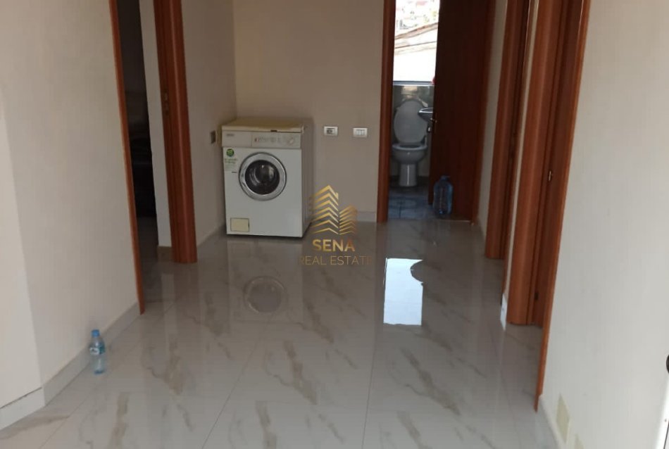Tirane, jepet me qera shtepi 2+1+Ballkon Kati 3, 120 m² 350 € (Rruga Gezim Kaceli)