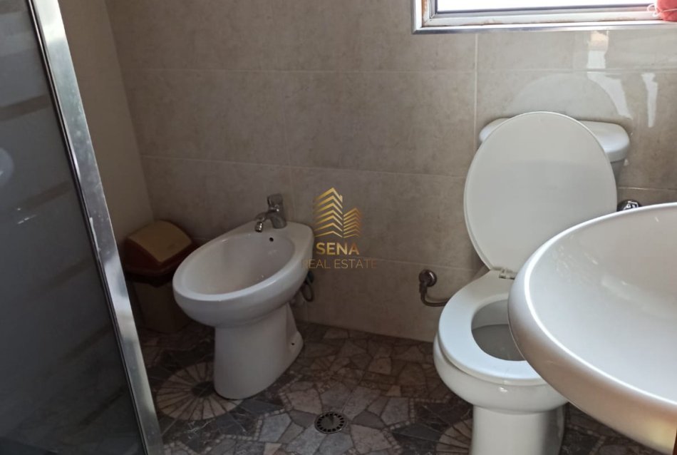 Tirane, jepet me qera shtepi 2+1+Ballkon Kati 3, 120 m² 350 € (Rruga Gezim Kaceli)