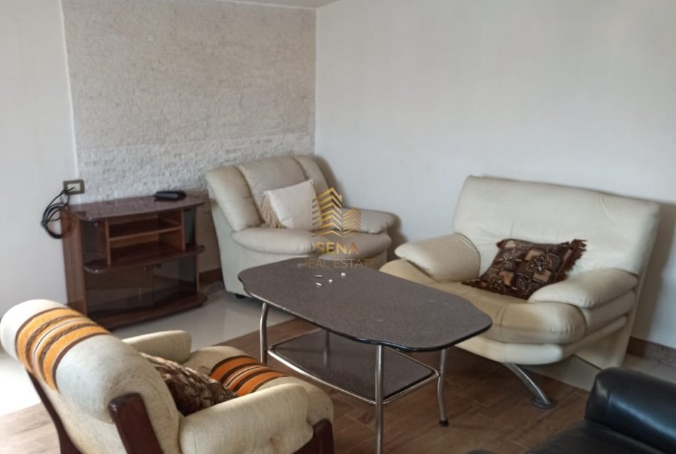 Tirane, jepet me qera shtepi 2+1+Ballkon Kati 3, 120 m² 350 € (Rruga Gezim Kaceli)