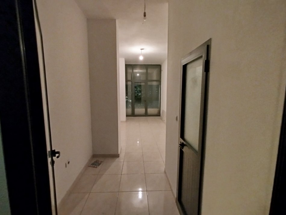 Tirane, jepet me qera ambjent biznesi Kati 1, 30 m² 400 € (2Rotondot Unaza e Re)