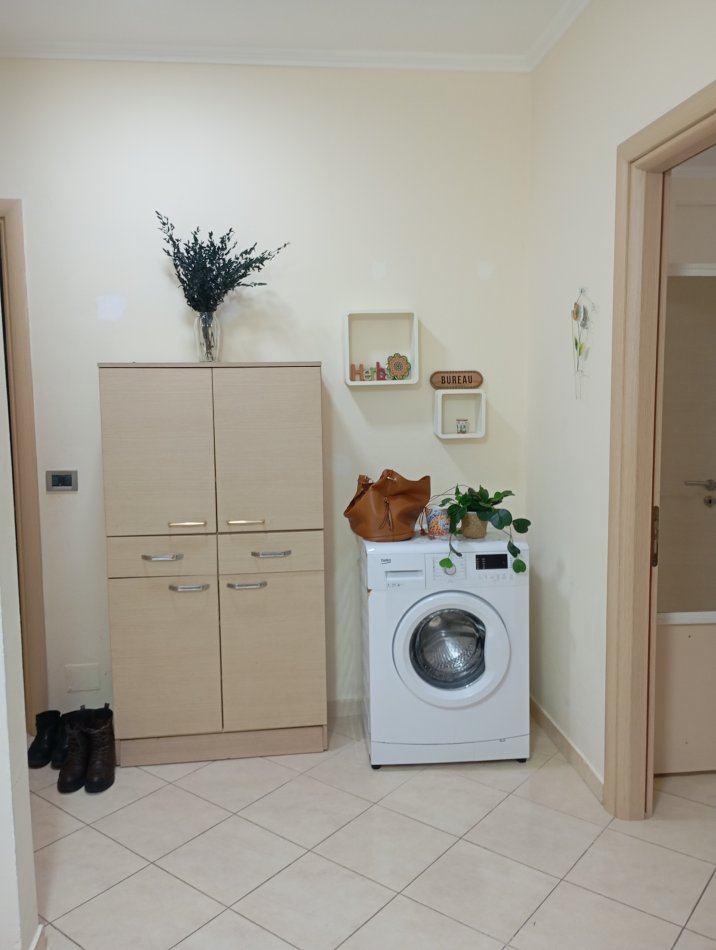 Tirane, shitet apartament 1+1+Ballkon 123.000 €