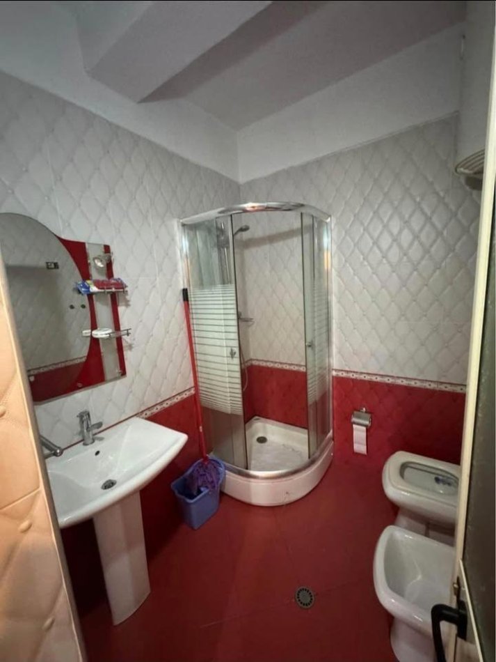Tirane, jepet me qera apartament 2+1+Ballkon Kati 5, 70 m² 500 € (Ish Restorant Durrsi , Ferit Xhajko)