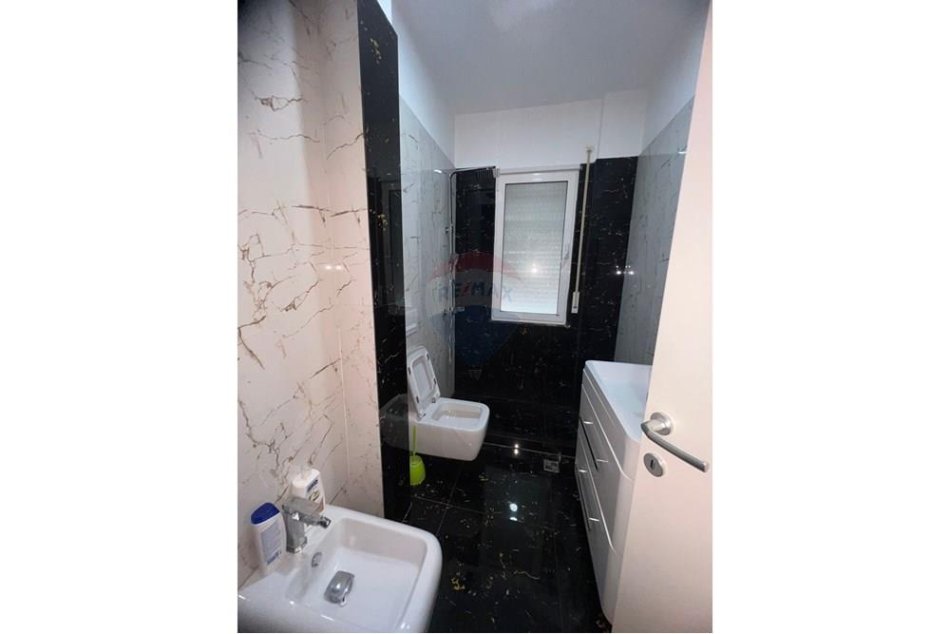 Tirane, jepet me qera apartament 3+1 Kati 6, 103 m² 1.000 € (JEPET ME QERA APARTAMENT 3+1+2 TEK LIQENI I THATE)
