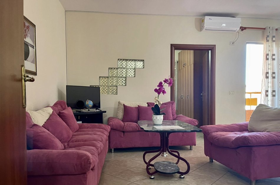 Tirane, jepet me qera apartament 1+1+Ballkon Kati 3, 60 m² 430 € (Globe , Perball Delijorgjit)