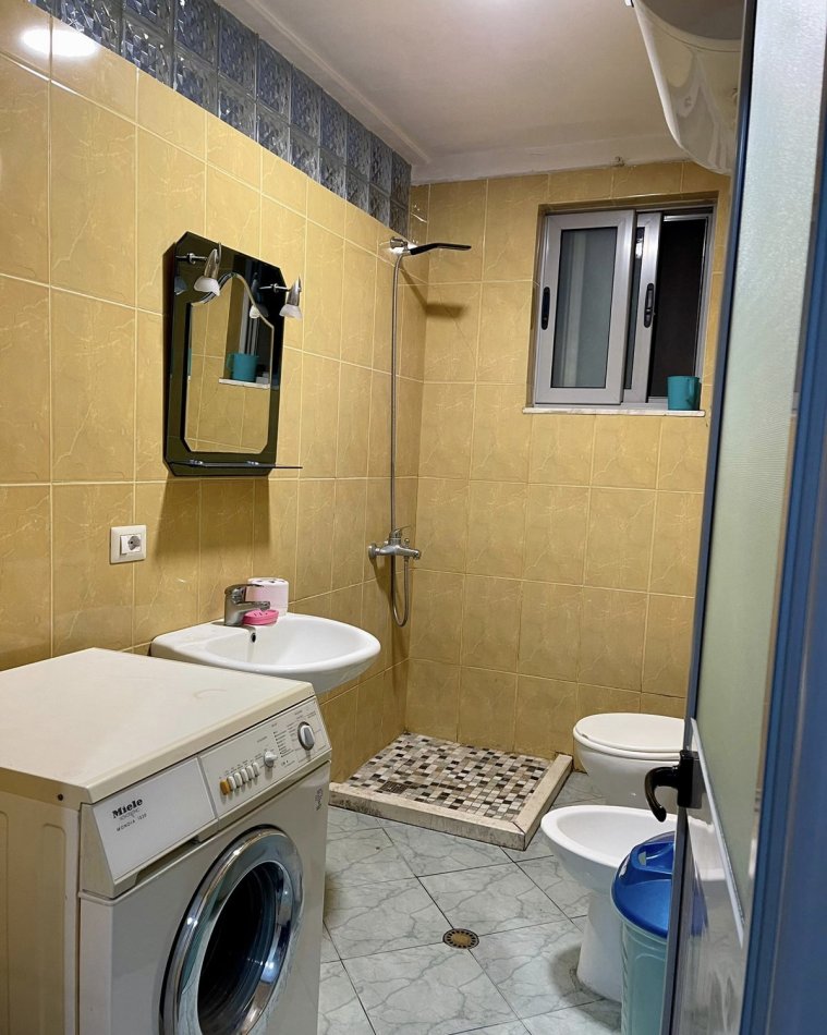 Tirane, jepet me qera apartament 1+1+Ballkon Kati 3, 60 m² 430 € (Globe , Perball Delijorgjit)