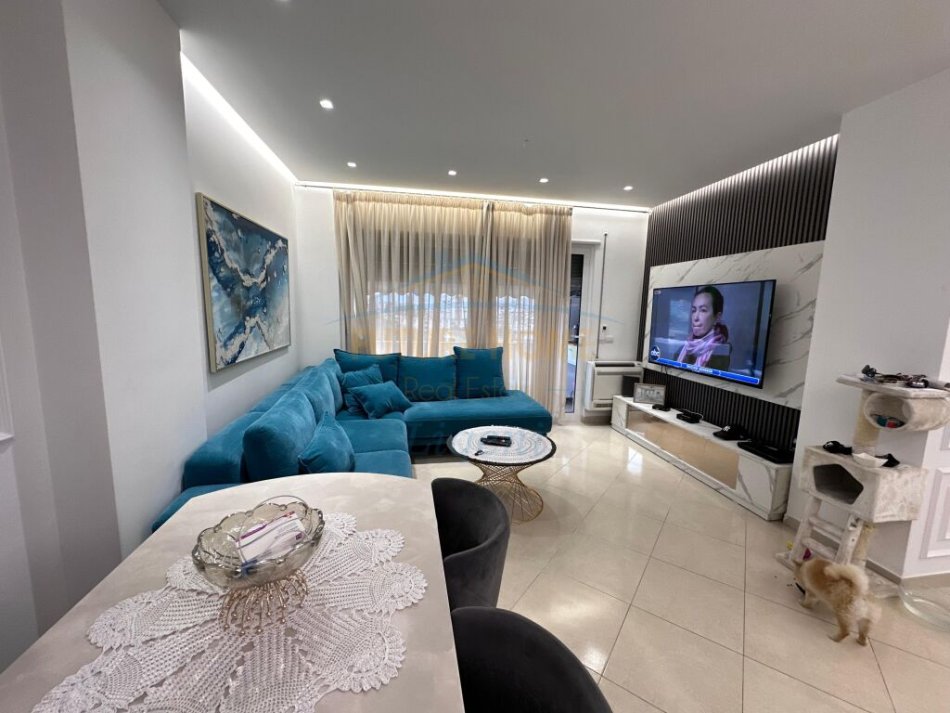 Tirane, shitet apartament 2+1+Ballkon Kati 6, (21 Dhjetori)