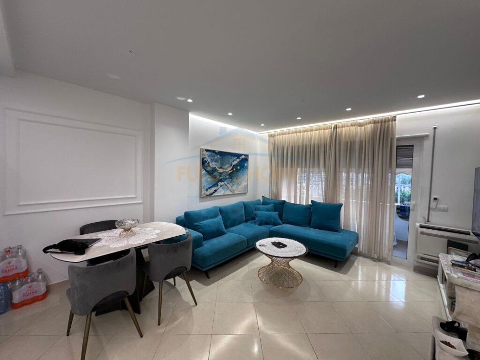 Tirane, shitet apartament 2+1+Ballkon Kati 6, (21 Dhjetori)
