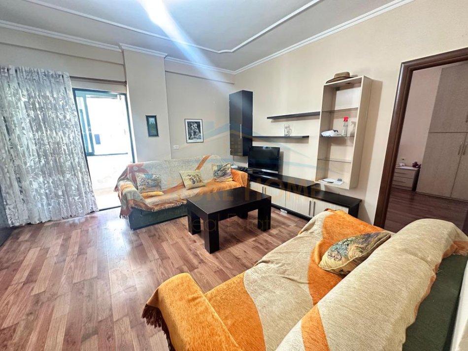 Tirane, jepet me qera apartament 2+1+Ballkon Kati 2, 115 m² 650 € 