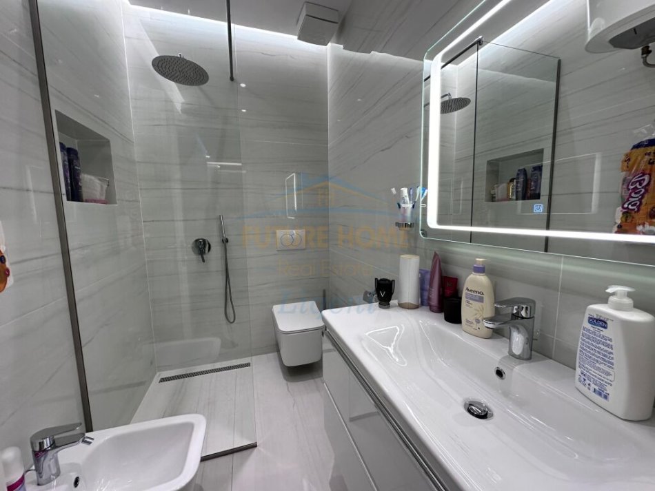 Tirane, shitet apartament 2+1+Ballkon Kati 6, (21 Dhjetori)