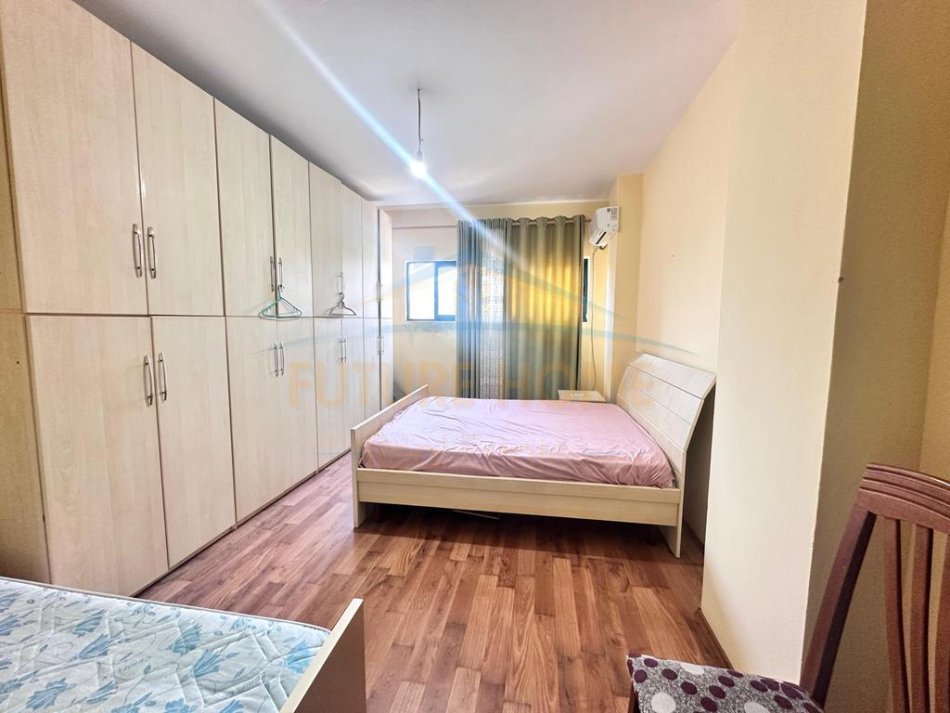 Tirane, jepet me qera apartament 2+1+Ballkon Kati 2, 115 m² 650 € 
