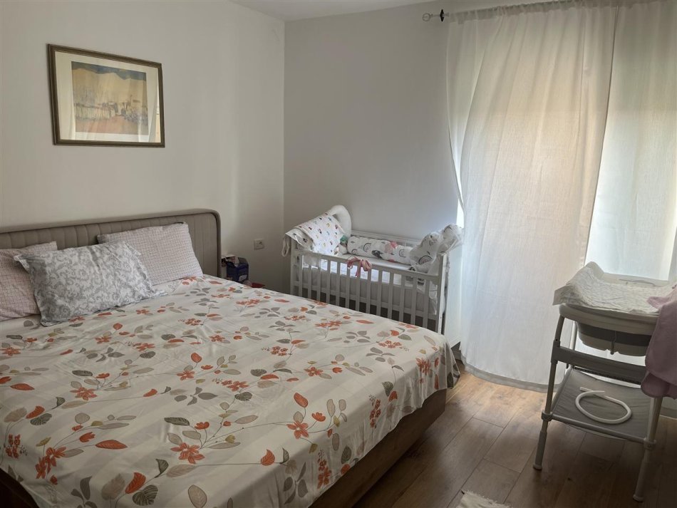 Tirane, shitet apartament 2+1+Ballkon Kati 3, 81 m² 160.000 € (Materniteti i Ri ,Brryli)