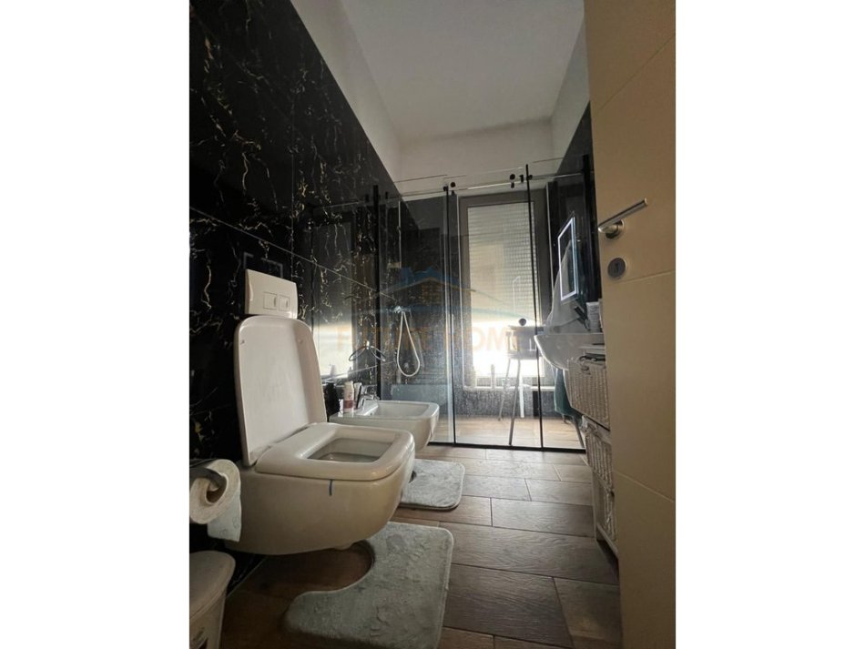 Tirane, shitet apartament 2+1+Ballkon Kati 5, 121 m² 385.000 € 