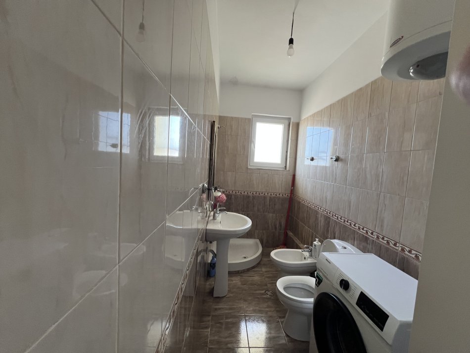 Tirane, jepet me qera apartament 1+1+Ballkon Kati 5, 80 m² 470 € 