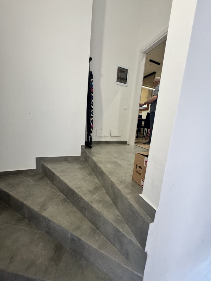Tirane, jepet me qera apartament 2+1 me parkim Kati 1, 90 m² 700 € (Blloku i Vilave Selite)