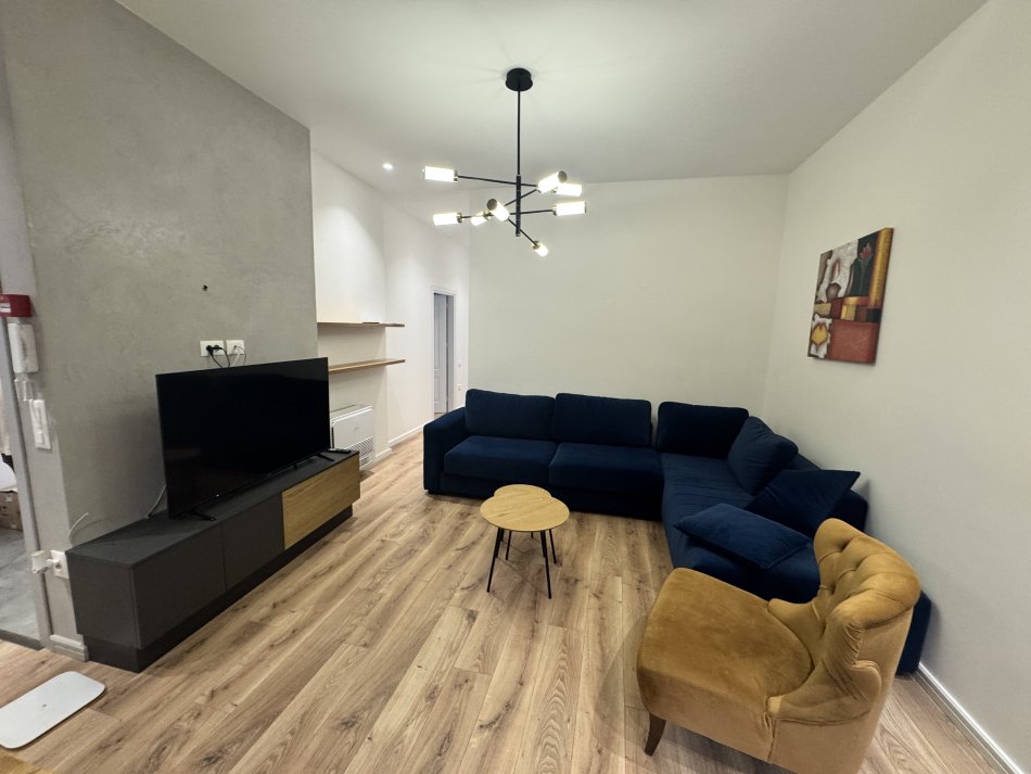 Tirane, jepet me qera apartament 2+1 me parkim Kati 1, 90 m² 700 € (Blloku i Vilave Selite)