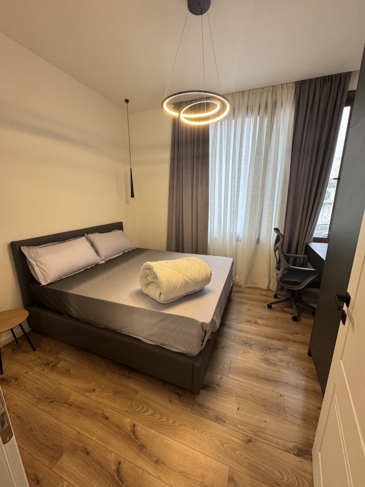 Tirane, jepet me qera apartament 2+1 me parkim Kati 1, 90 m² 700 € (Blloku i Vilave Selite)