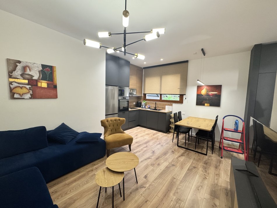 Tirane, jepet me qera apartament 2+1 me parkim Kati 1, 90 m² 700 € (Blloku i Vilave Selite)