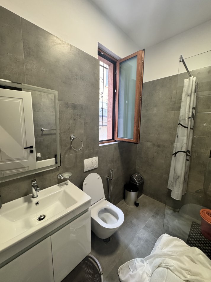 Tirane, jepet me qera apartament 2+1 me parkim Kati 1, 90 m² 700 € (Blloku i Vilave Selite)